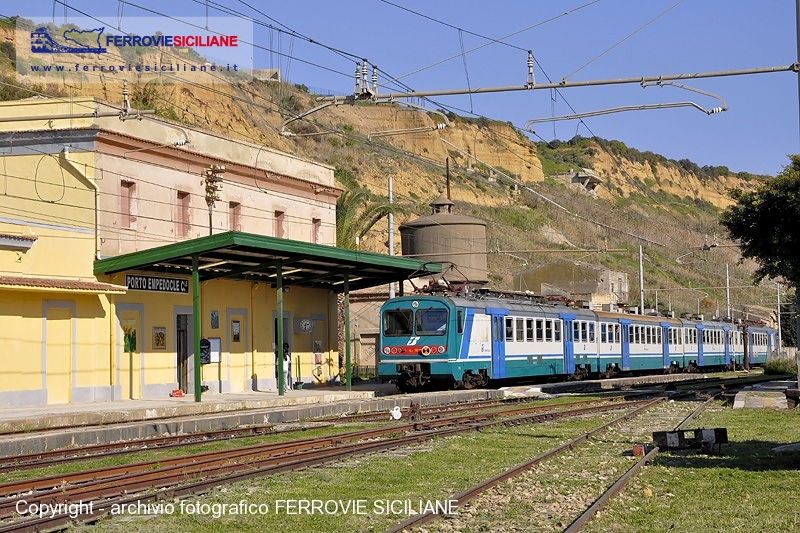 Treni del mandorlo in fiore