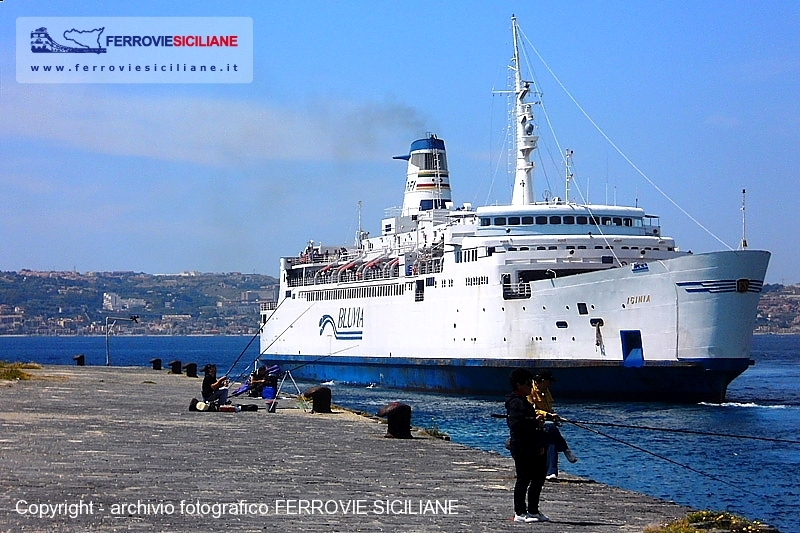 Pescatori sul molo foraneo di Villa San Giovanni