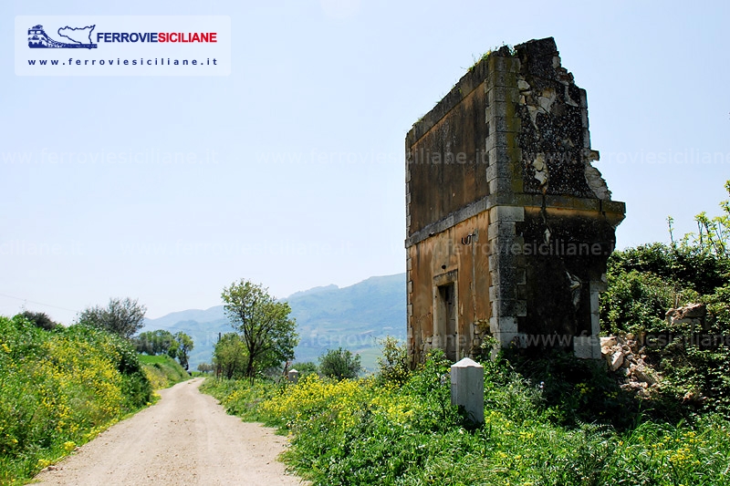 Il rudere del casello della ferrovia San Carlo – Burgio