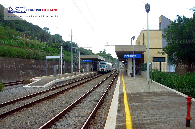 Piraineto, stazione passante e di diramazione