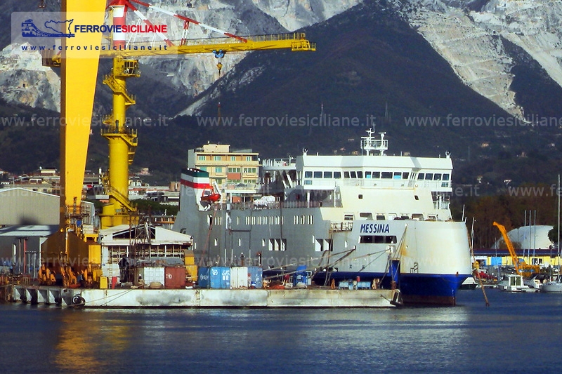 Nave Messina fuori dal bacino dei Nuovi Cantieri Apuania