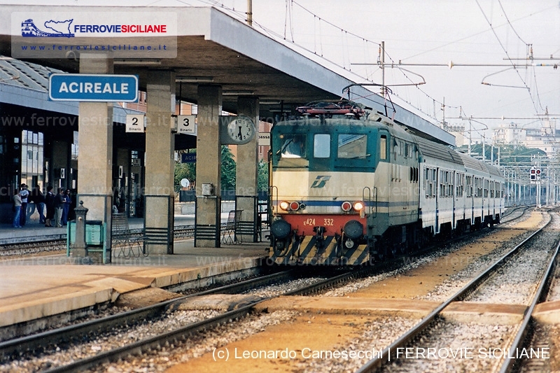 E424 332 in arrivo al binario 3 di Acireale