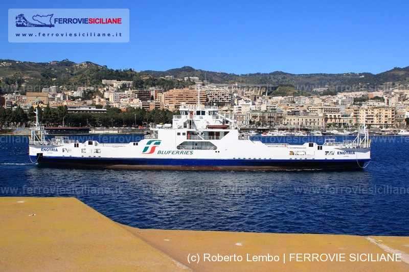 Nave Enotria con il logo Bluferries