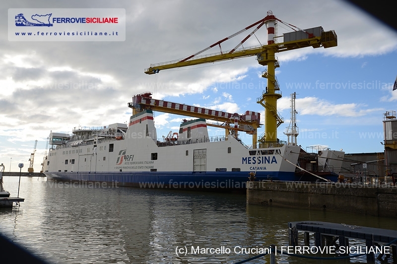 Nave Messina ormeggiata al molo dei NCA