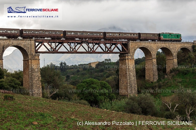 Treno dell’Olio sul ponte del fiume Nocella